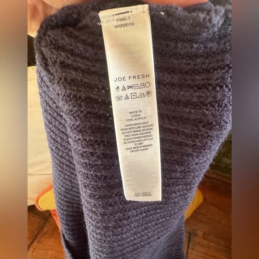 Joe Fresh Navy women’s M turtleneck acrylic sweater office travel packable party - Picture 5 of 5